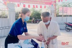 Tuổi trẻ Hà Tĩnh tích cực hỗ trợ các điểm bầu cử