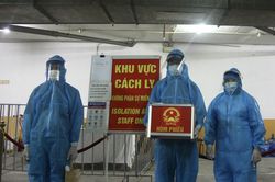 Các cử tri cách ly tập trung thực hiện quyền công dân ngày hội bầu cử
