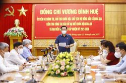 Chủ tịch Quốc hội Vương Đình Huệ kiểm tra công tác bầu cử tại Bắc Giang