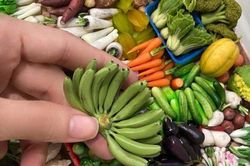 Cô gái 'hô biến' đất sét thành loạt món ăn giống thật đến ngỡ ngàng