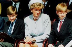 Cuộc gọi điện cuối cùng của William và Harry với mẹ, cố Công nương Diana khiến hai anh em mãi day dứt