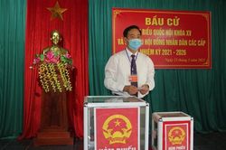 Phó Bí thư Thường trực Tỉnh ủy Quảng Trị Nguyễn Đăng Quang dự lễ khai mạc và tham gia bỏ phiếu tại Tổ bầu cử số 5, Phường 5, TP.Đông Hà