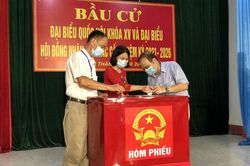 Cử tri Chòi Hồng trong ngày hội lớn