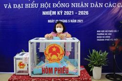 Phó Bí thư Thường trực Thành ủy Nguyễn Thị Tuyến bỏ phiếu tại quận Hà Đông