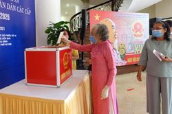Cụ bà 94 tuổi đi bầu cử lần thứ 15