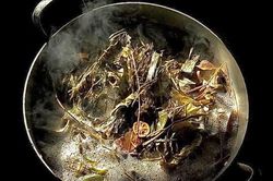 Ở nhà thì làm gì: Tự làm thảo mộc gội đầu tại nhà, tóc bao đẹp hơn đi dưỡng ở tiệm