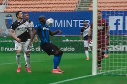 Bóng bay vào lưới sau khi trúng mặt Lukaku