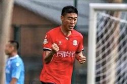 HLV vào sân thi đấu ở giải Trung Quốc