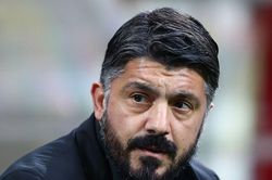 Chủ tịch Napoli sa thải Gattuso qua mạng xã hội