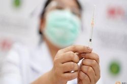 Covid-19: Tụt hậu trong cuộc đua vaccine, tâm lý 'pháo đài' và nỗi lo về 'vết sẹo kinh tế' ở châu Á