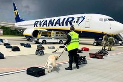 Belarus buộc máy bay Ryanair hạ cánh để bắt tội phạm, cộng đồng quốc tế phản ứng mạnh mẽ