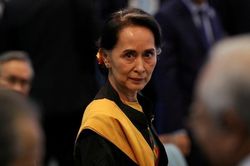 Lần đầu sau chính biến, bà Aung San Suu Kyi xuất hiện trực tiếp ở tòa