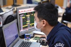 Chứng khoán sáng 24/5: VN - Index tiến gần mốc 1.300 điểm