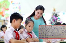 Bài văn vỏn vẹn 5 câu của cô bé lớp 2 khiến dân mạng cười ngất, đọc nội dung mới thấy 'lươn lẹo' làm sao!