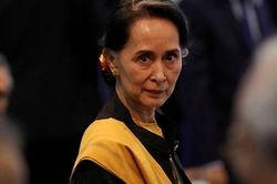 Bà Suu Kyi lần đầu xuất hiện tại tòa án hậu chính biến
