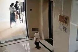 Mẹ mải nói chuyện quên mất con trai đi phía sau, khi sực nhớ ra chạy đi tìm thì đã là một thảm cảnh đau lòng