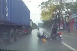 Thót tim những pha thoát chết thần kỳ trong tai nạn giao thông, nạn nhân hoảng loạn không tin mình còn sống