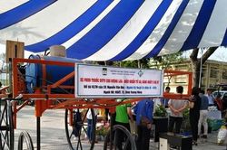 Sinh viên chế xe phun thuốc cho ruộng lúa điều khiển từ xa đạt 3ha/giờ