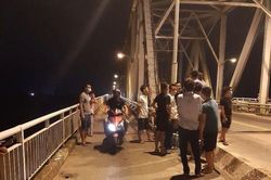 Thầy giáo để lại dép trên bờ, nghi nhảy cầu tự tử