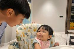 Bé Suchin khiến anh hai Subeo há hốc mồm vì cách ăn uống của mình
