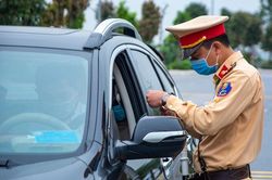 Mạo danh đoàn từ thiện để vượt chốt kiểm dịch
