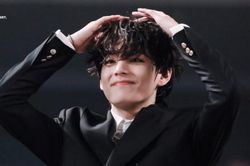 V BTS gây 'sốt' vì sử dụng ngôn ngữ ký hiệu