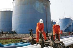 Giá xăng dầu hôm nay 26/5: Quay đầu giảm nhẹ