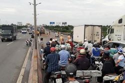 Tai nạn liên hoàn trên cầu Cần Thơ, kẹt xe kéo dài hàng cây số