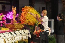Đến chùa ngày Phật đản, người dân tuân thủ chặt chẽ phòng chống dịch COVID-19