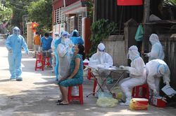 Hà Nội thêm 2 ca Covid-19, có bệnh nhân xét nghiệm lần 5 mới dương tính
