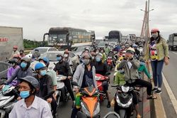 Lái xe bồn ngủ gật gây tai nạn giao thông liên hoàn trên cầu Cần Thơ