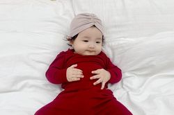 Cưng xỉu trước loạt ảnh bé Winnie hóa 'bà già' nằm phè phỡn sau khi ti no