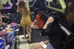 Nhiều nam nữ tụ tập nghi dùng ma túy trong quán ăn gia đình