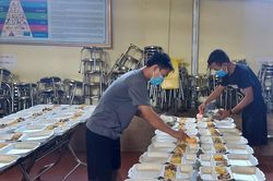 Gác phấn trắng 'bước' vào cuộc chiến Covid-19