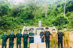 Bộ đội biên phòng tỉnh Thanh Hóa tặng vật tư phòng, chống dịch cho lực lượng bảo vệ biên giới Lào