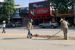 Cần kiểm soát, xử lý phương tiện chở vật liệu xây dựng không che đậy đất rơi trên đường Hùng Vương
