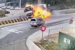 Hai xe tải tông nhau trên đường, khói lửa bao trùm khủng khiếp