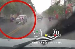 Khoảnh khắc cô gái đi xe máy bị ô tô 7 chỗ đâm văng, tử vong thương tâm giữa trời mưa tầm tã khiến nhiều người xót xa