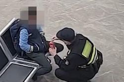 Cậu bé 12 tuổi lén rời nhà đi giữa đêm khuya rồi bị lạc, khi biết lý do ai cũng xót xa
