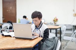 Lãnh đạo trường gửi thư khi sinh viên lần đầu thi online