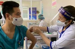 Tìm thêm nguồn vắc-xin, tiến tới tiêm cho người nước ngoài