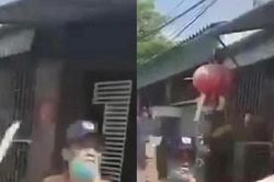 Thanh niên rút dao, kiếm dọa cảnh sát khi bị dừng xe