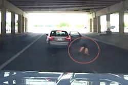 Cãi nhau với chồng, người phụ nữ mở cửa nhảy ra khi xe đang chạy