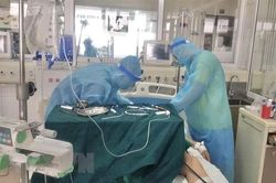 Nỗ lực đưa bệnh nhân COVID-19 thoát khỏi 'lưỡi hái tử thần'