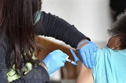 Mỹ: Bang California thưởng tiền khuyến khích người dân tiêm vaccine