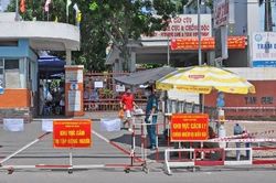 Phong tỏa tạm thời Bệnh viện quận Tân Phú vì có 3 trường hợp nghi mắc COVID-19 đến khám bệnh