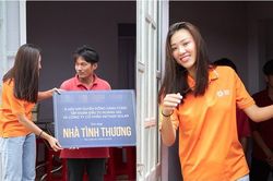 Á hậu Kim Duyên ra sức hướng về giáo dục, ăn mặc giản dị trao nhà tình thương cho học sinh nghèo vượt khó
