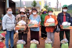 Trao tặng 105 phần quà cho người khó khăn tại Bảo Lâm