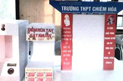 Cổng trường phòng chống dịch covid-19