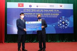 Việt Nam tiếp nhận hỗ trợ 40 máy đo thân nhiệt từ xa của Chính phủ Hàn Quốc